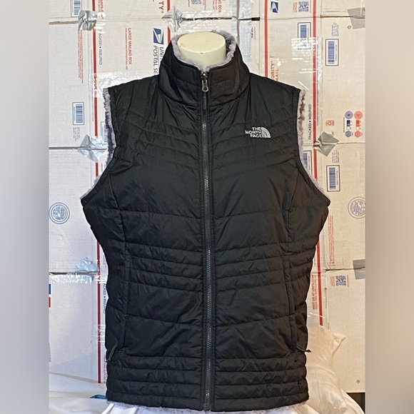 The North Face Jackets & Blazers - NWOT The North Face Women’s Mossbud Reversible Swirl Vest Black Size XL